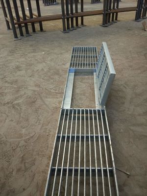 City Road Galvanized Steel Walkway Grating Silver Appearance With Hinge / Round Bar